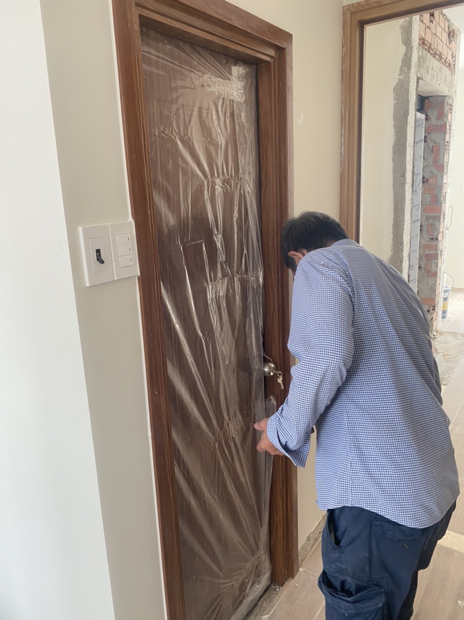 thi công mẫu cửa composite sơn vân gỗ 